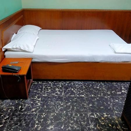 Hotel Heera Колката Екстериор снимка