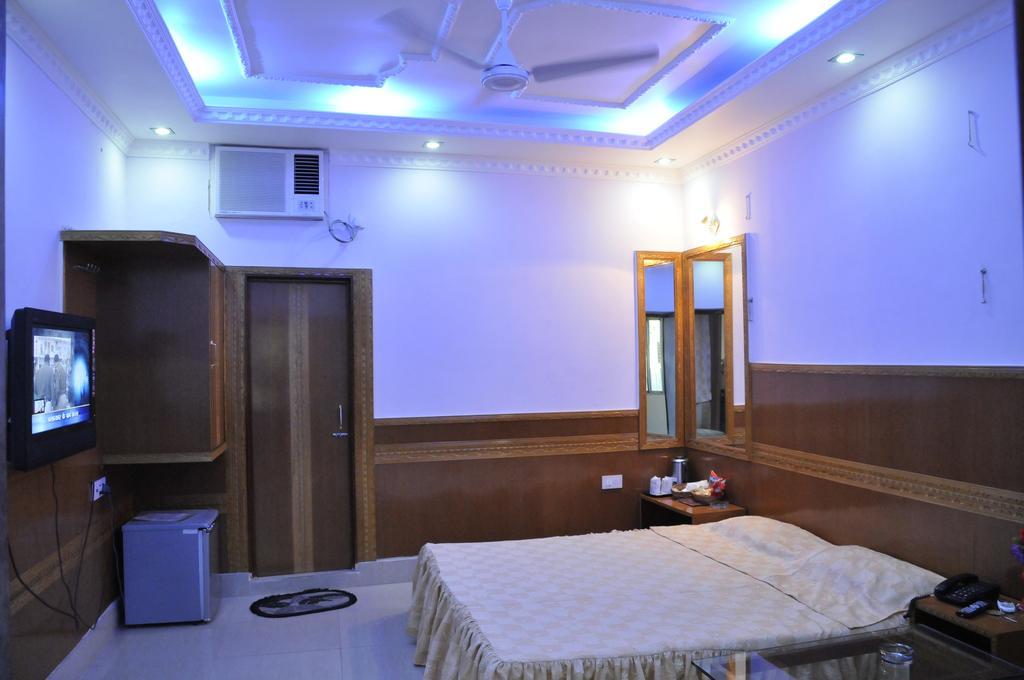 Hotel Heera Колката Стая снимка