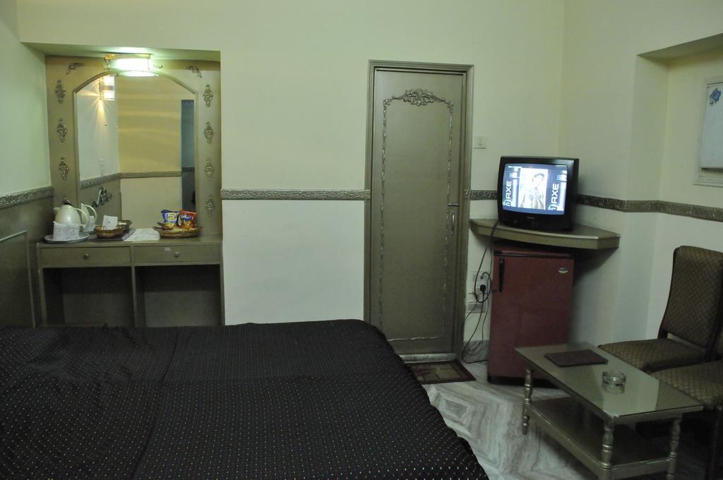 Hotel Heera Колката Екстериор снимка