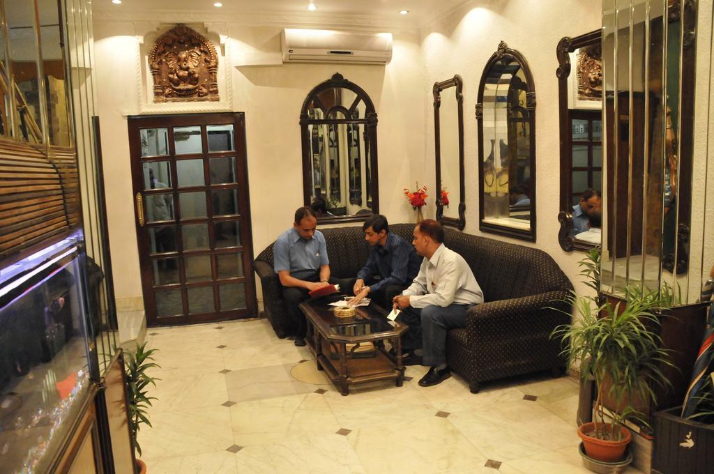 Hotel Heera Колката Екстериор снимка