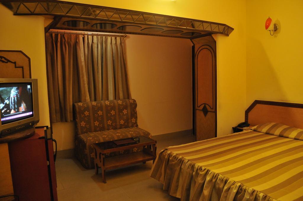 Hotel Heera Колката Стая снимка