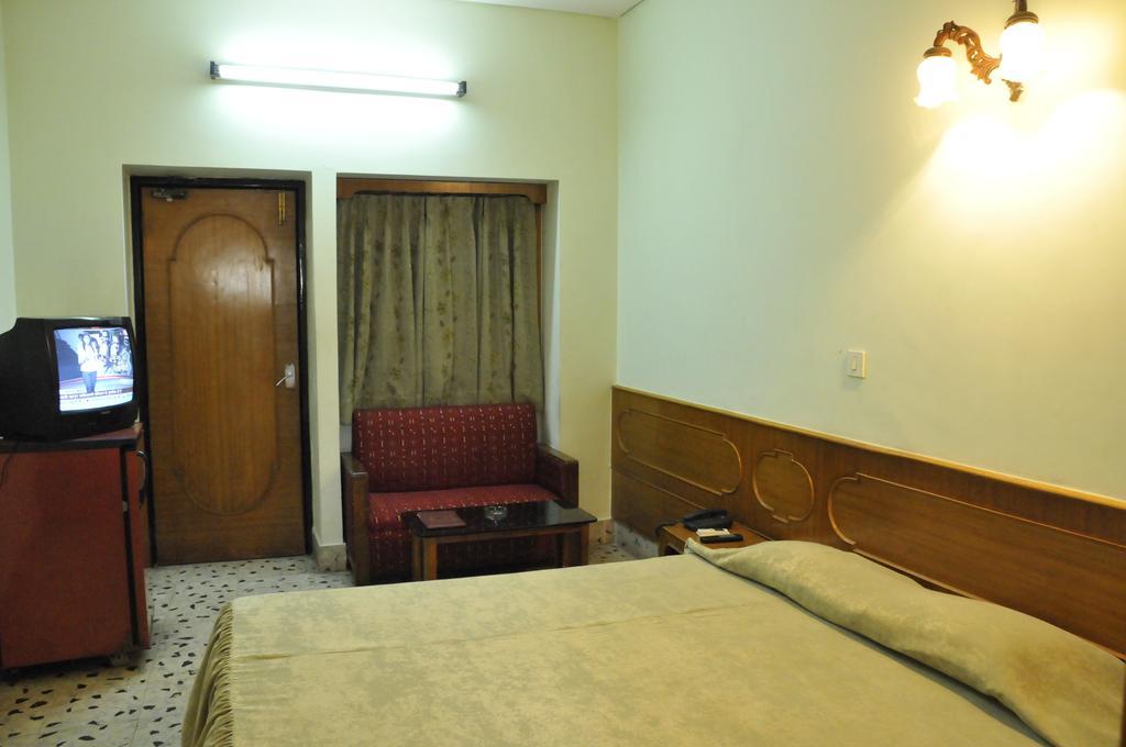 Hotel Heera Колката Екстериор снимка