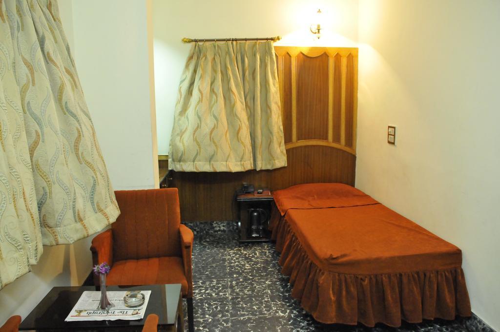 Hotel Heera Колката Екстериор снимка