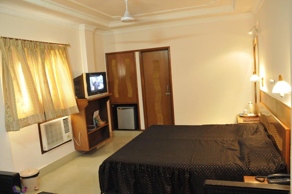 Hotel Heera Колката Стая снимка