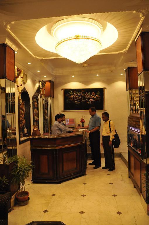 Hotel Heera Колката Екстериор снимка