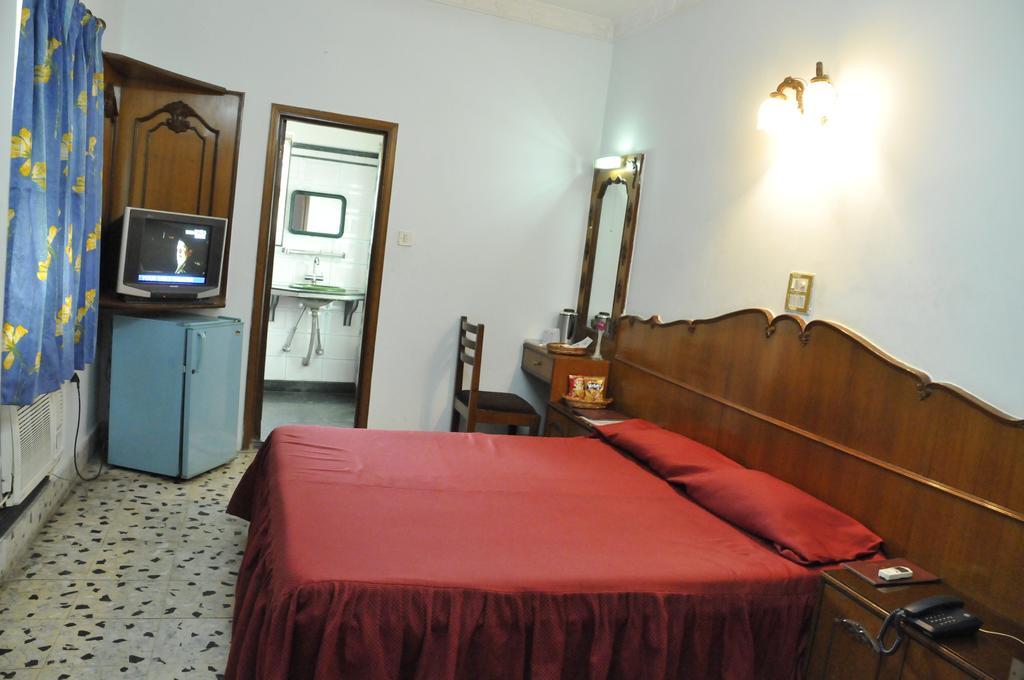 Hotel Heera Колката Стая снимка