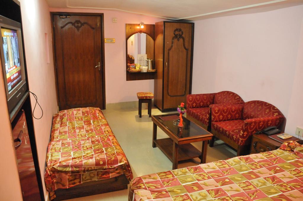 Hotel Heera Колката Стая снимка