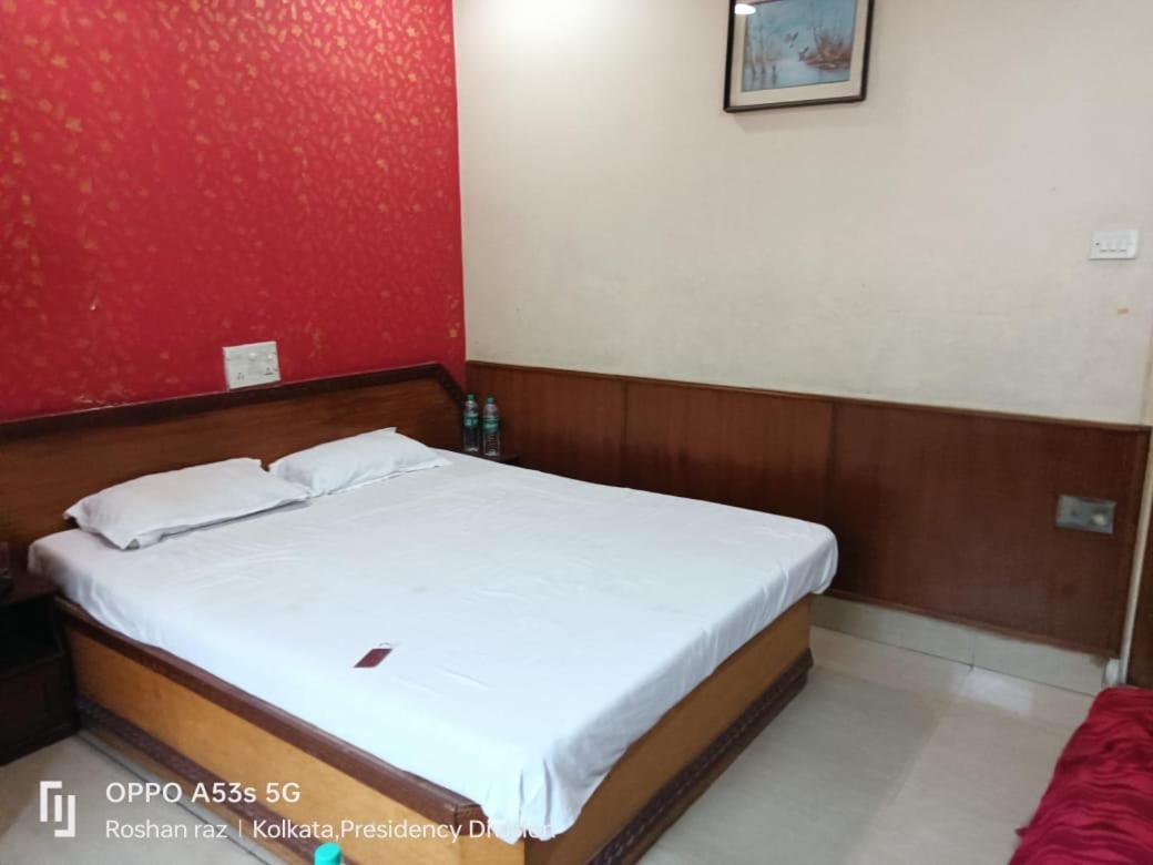 Hotel Heera Колката Екстериор снимка