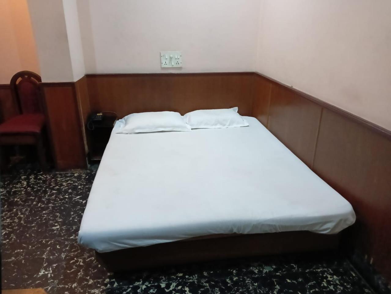 Hotel Heera Колката Екстериор снимка