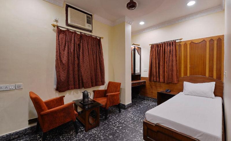 Hotel Heera Колката Екстериор снимка