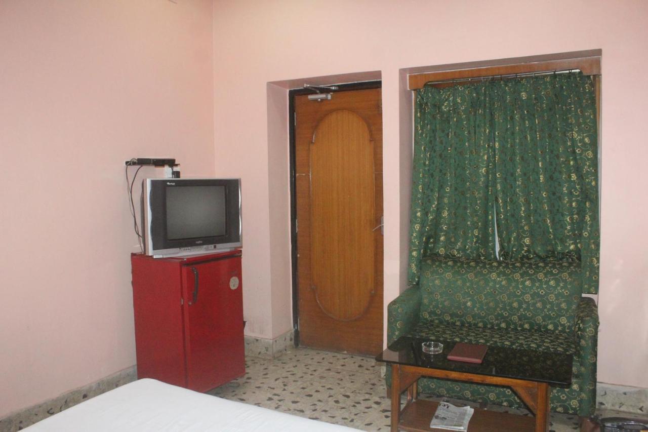 Hotel Heera Колката Екстериор снимка