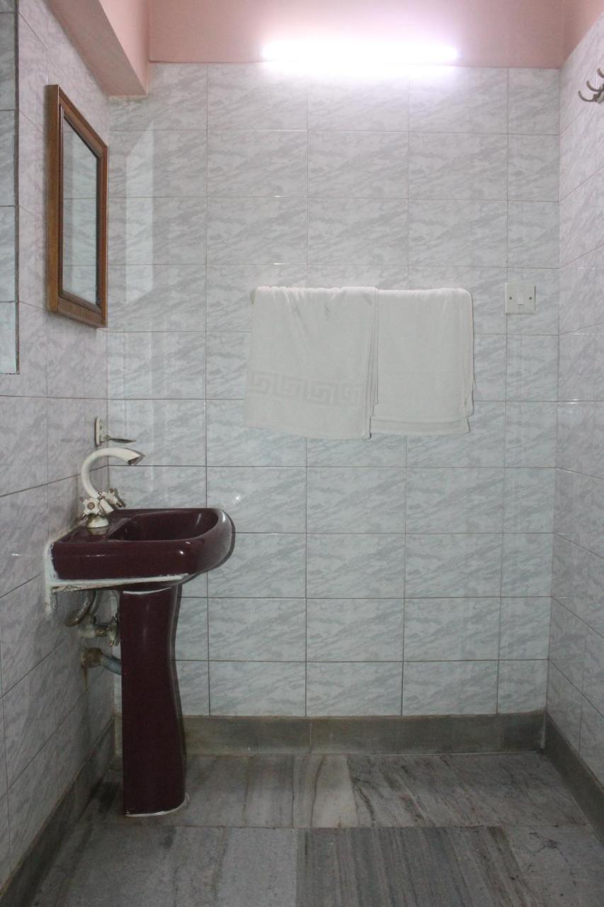 Hotel Heera Колката Екстериор снимка