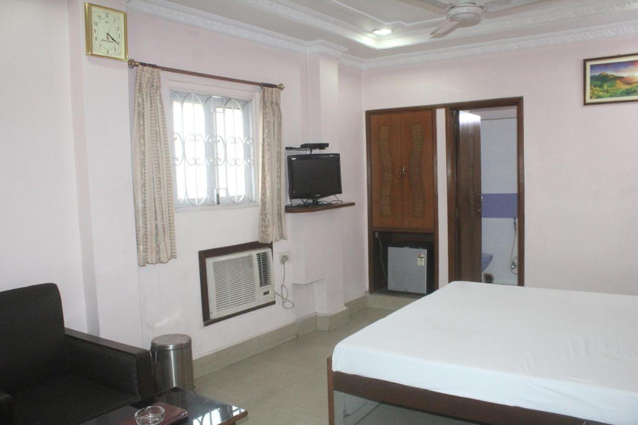 Hotel Heera Колката Екстериор снимка