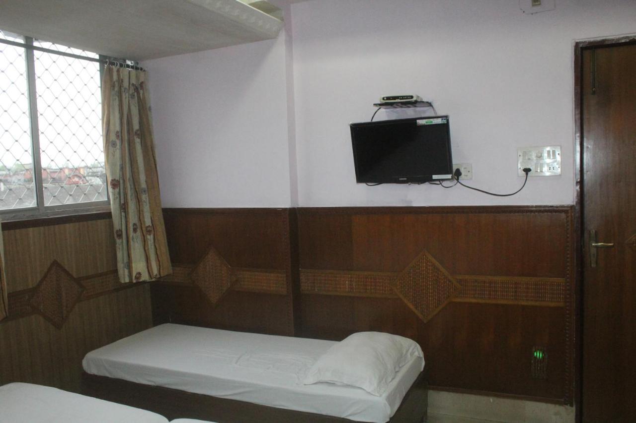 Hotel Heera Колката Екстериор снимка