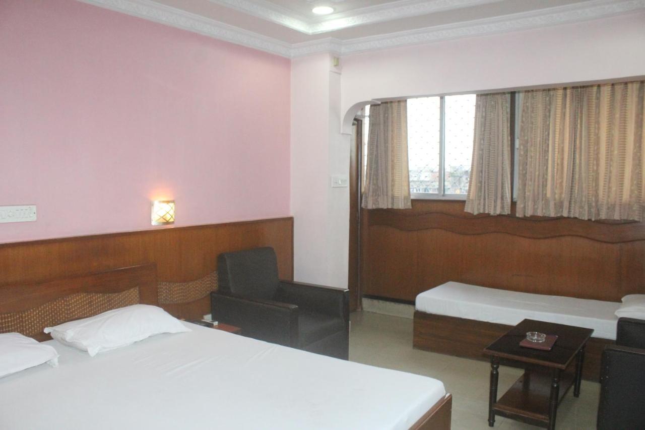 Hotel Heera Колката Екстериор снимка