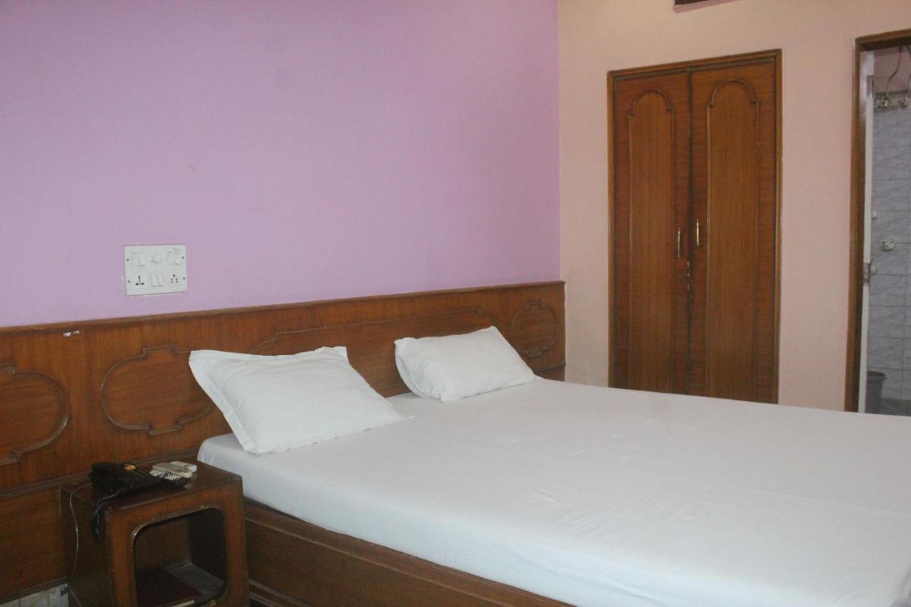 Hotel Heera Колката Екстериор снимка