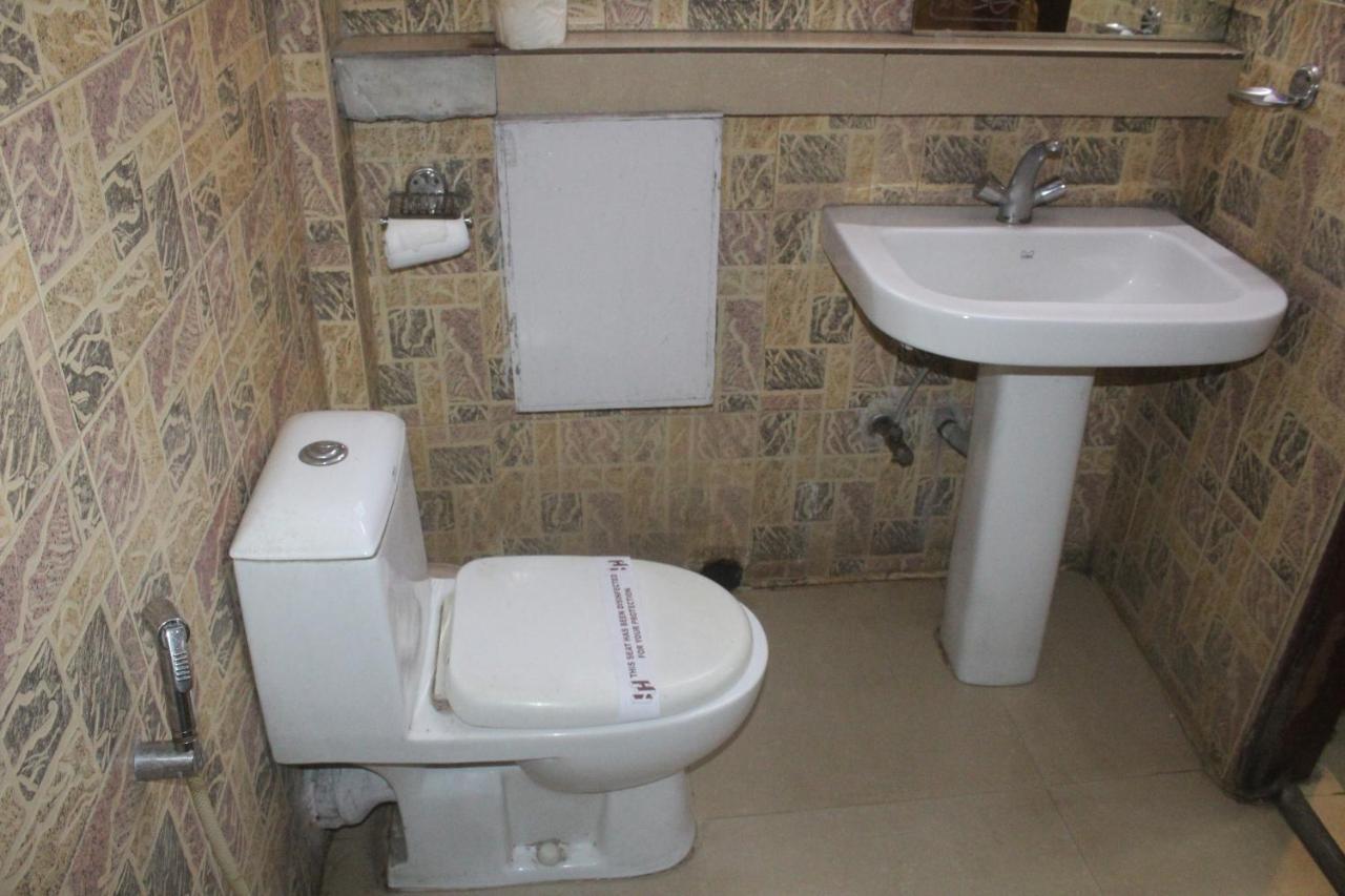 Hotel Heera Колката Екстериор снимка