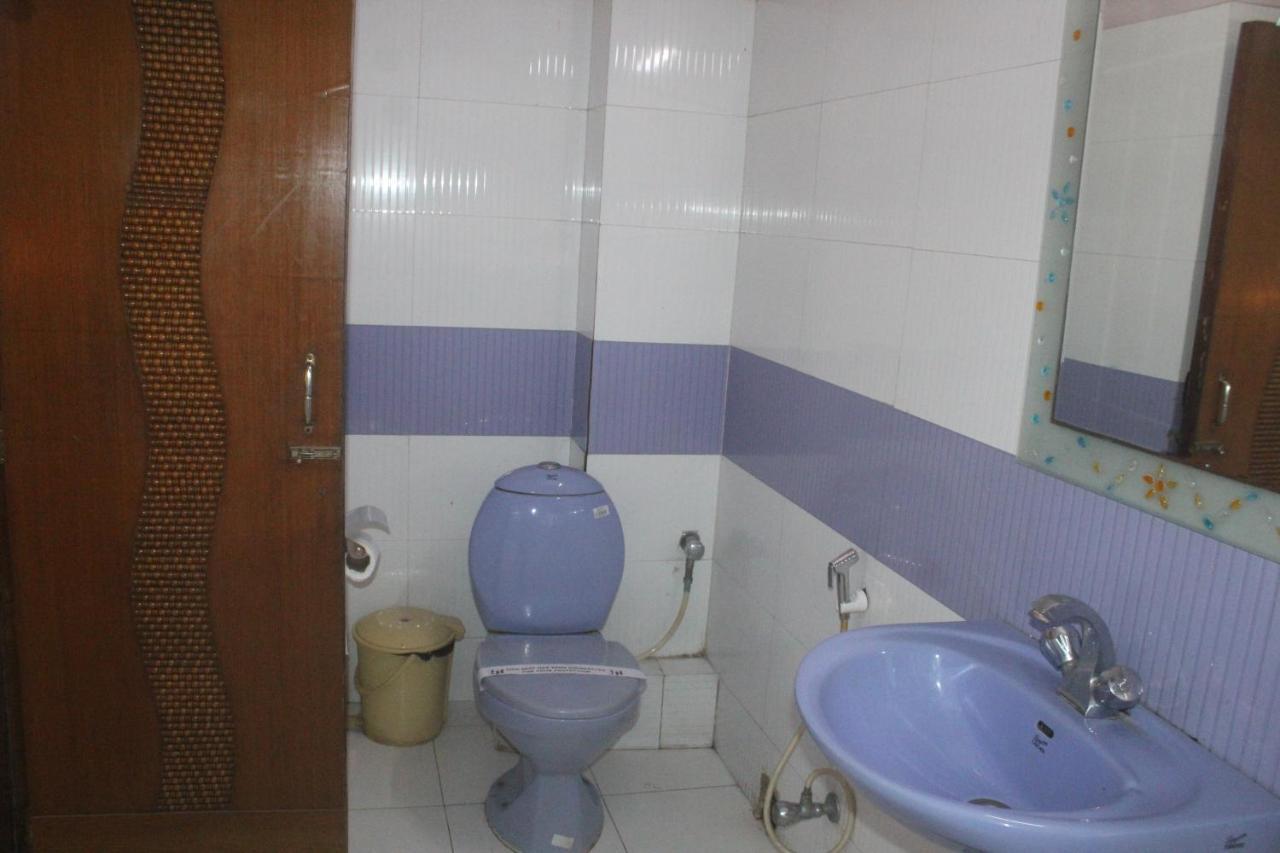 Hotel Heera Колката Екстериор снимка