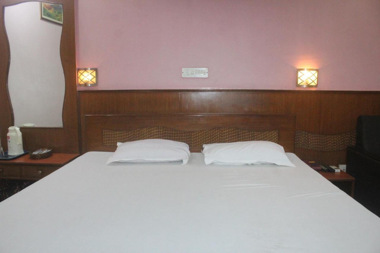 Hotel Heera Колката Екстериор снимка