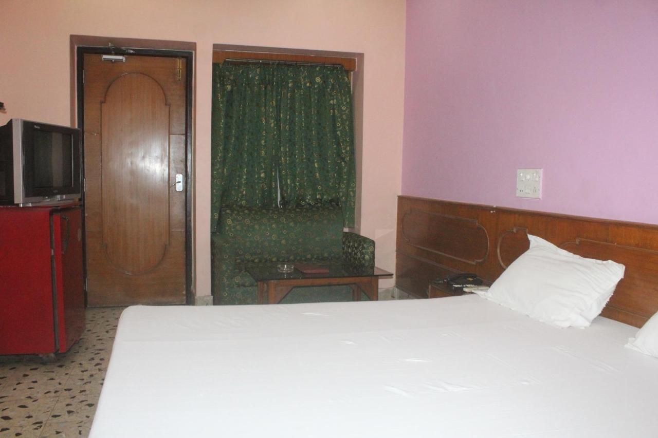 Hotel Heera Колката Екстериор снимка