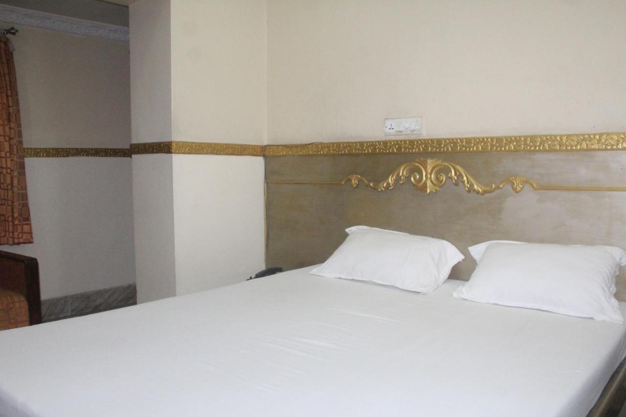 Hotel Heera Колката Екстериор снимка