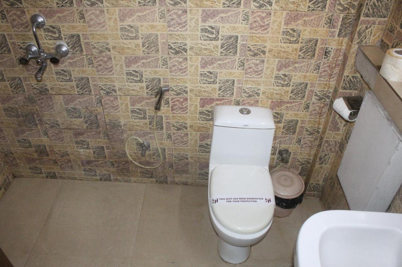 Hotel Heera Колката Екстериор снимка