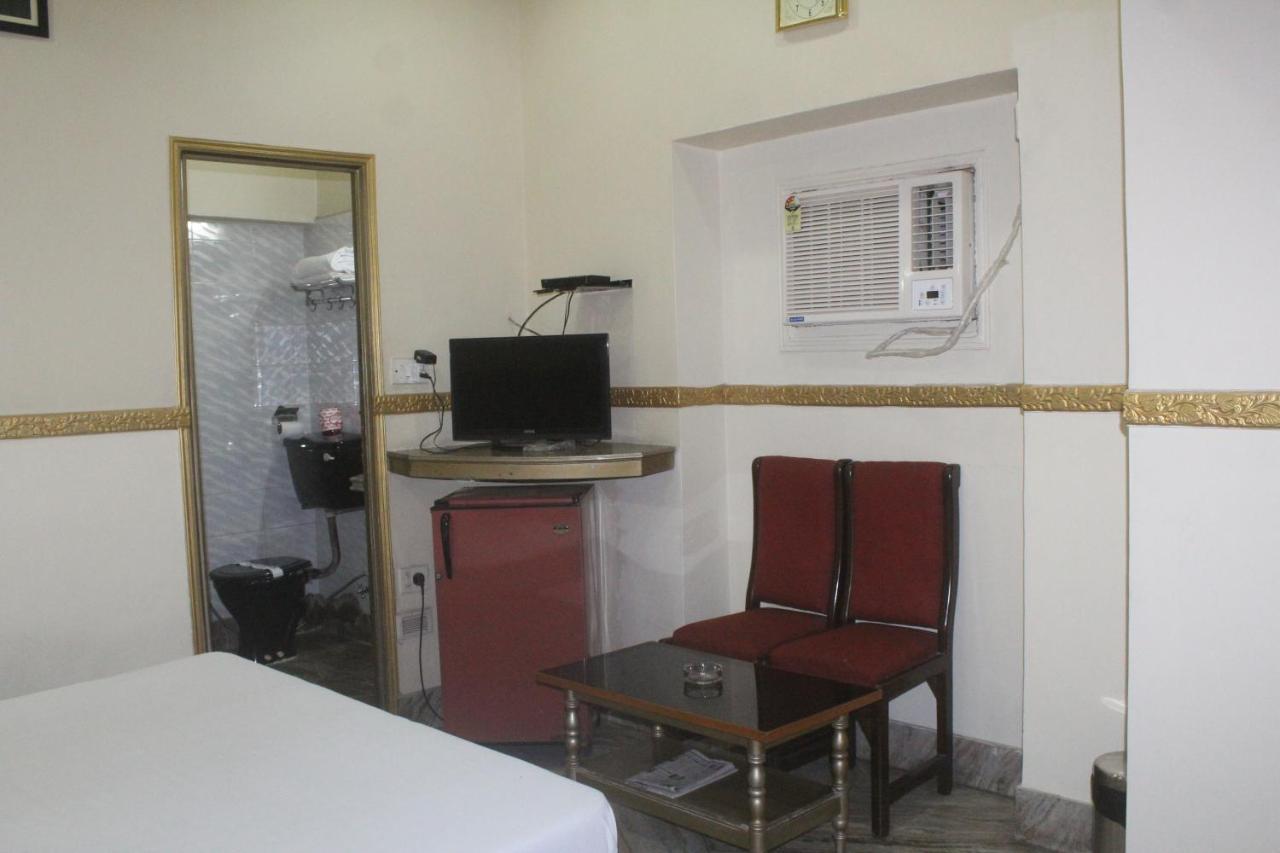 Hotel Heera Колката Екстериор снимка