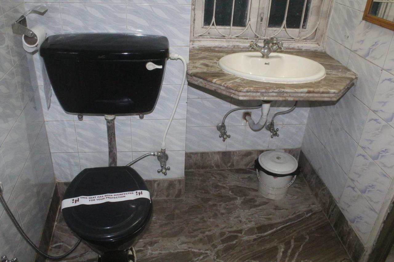 Hotel Heera Колката Екстериор снимка