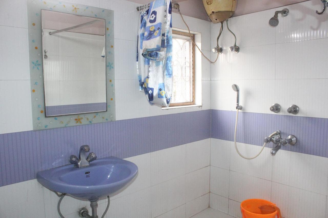 Hotel Heera Колката Екстериор снимка