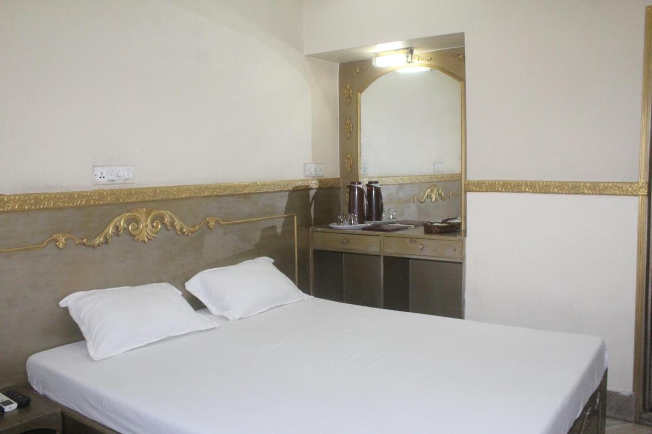 Hotel Heera Колката Екстериор снимка