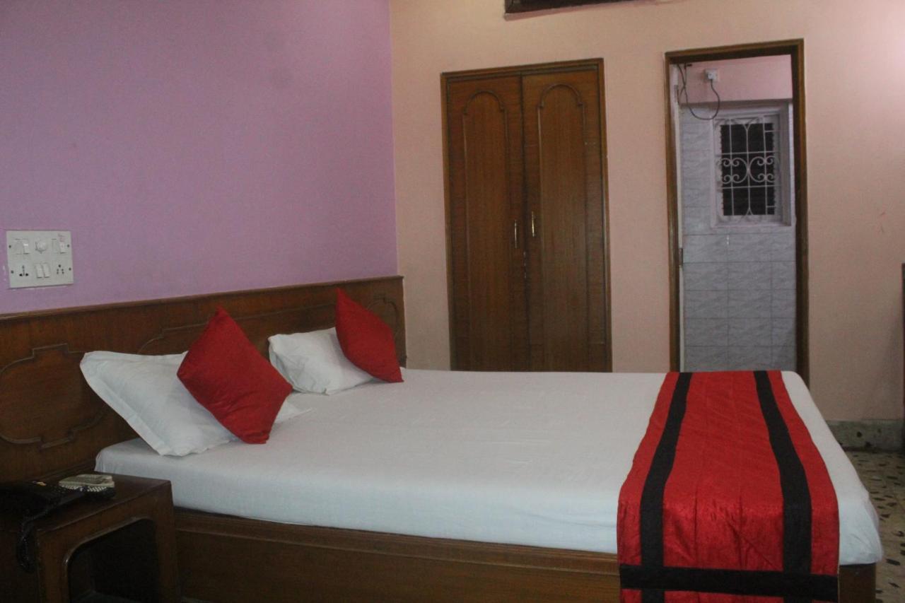 Hotel Heera Колката Екстериор снимка